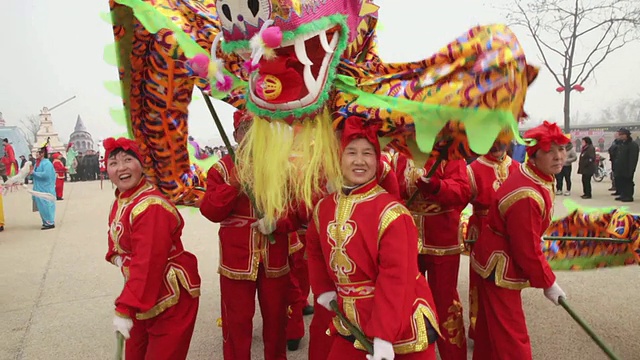 MS DS TD人们在庙会表演舞龙庆祝中国春节音频/西安，陕西，中国视频素材