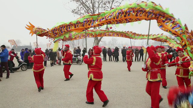 MS TS人们在庙会表演舞龙庆祝中国春节音频/西安，陕西，中国视频素材