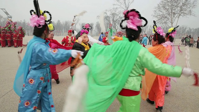 人们装扮成中国神话人物在庙会上摆姿势庆祝中国春节视频素材