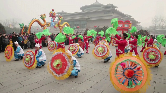 中国春节期间，人们在西安音响公园表演秧歌视频素材