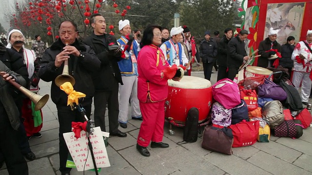 中国春节期间，人们在西安音响公园表演传统乐器秧歌视频素材