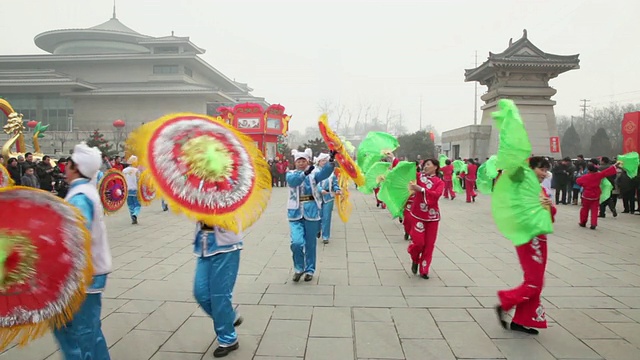 中国春节期间，陕西西安，人们在公园里表演秧歌视频素材