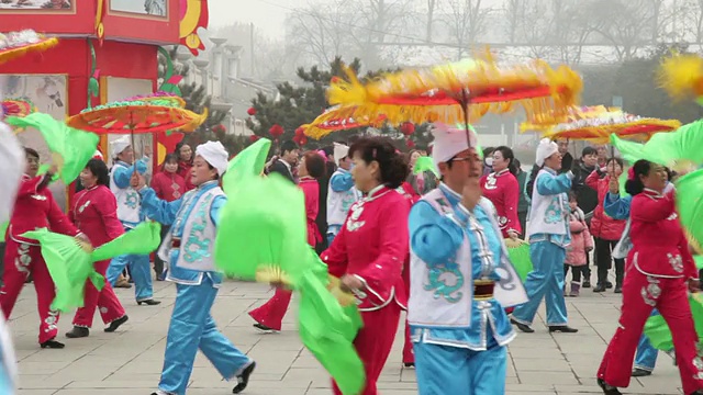 中国春节期间，人们在西安音响公园表演秧歌视频素材