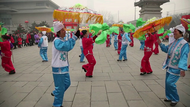 中国春节期间，中国陕西西安的秧歌表演视频素材