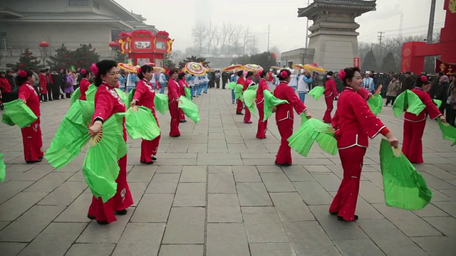 中国春节期间，人们在西安音响公园表演秧歌视频素材