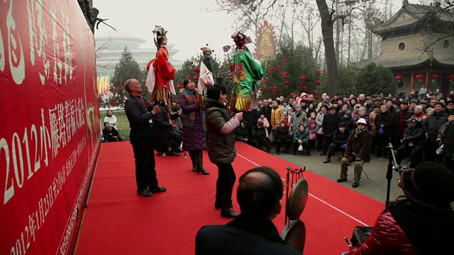 潘小姐中国艺术家在庙会上表演木偶剧庆祝中国春节视频素材