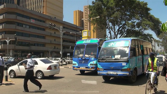 MS Shot of traffic AUDIO / Ngong，东非大裂谷，肯尼亚视频素材