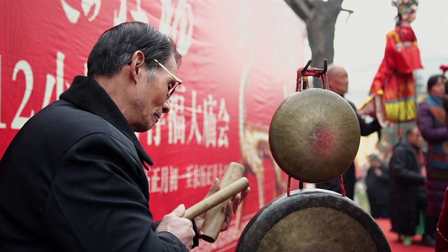 MS CU中国民间木偶艺术团的艺术家们在庙会上用传统乐器伴奏庆祝中国春节视频素材