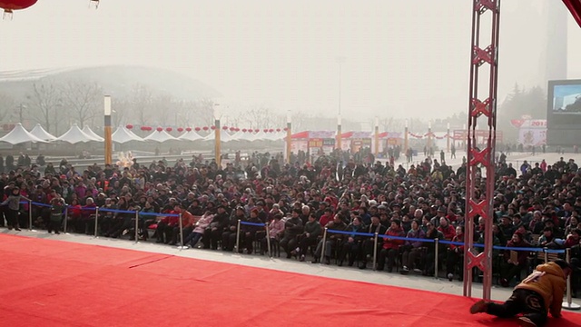 潘小姐中国民间艺人在庙会上表演传统地方戏曲庆祝中国春节视频素材