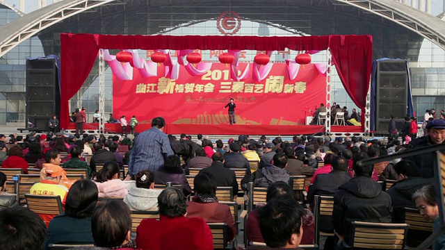 图女士中国民间艺人在庙会上表演传统地方戏曲庆祝中国春节视频素材