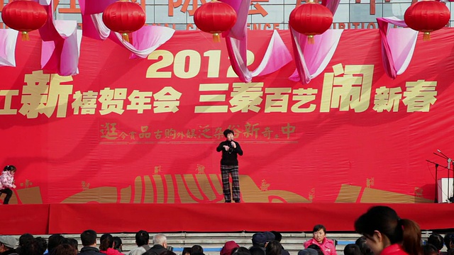 MS中国民间艺人在庙会上表演传统地方戏曲庆祝中国春节视频素材