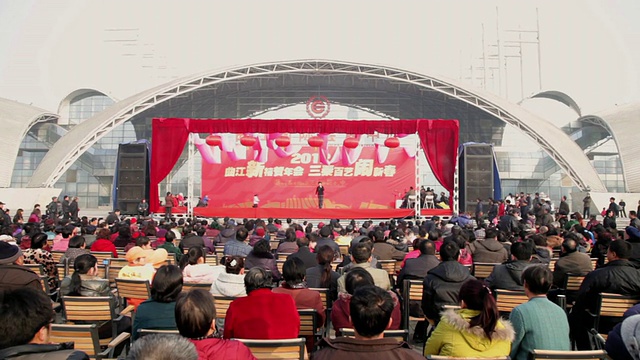 中国民间艺人在庙会上表演传统地方戏曲庆祝中国春节视频素材