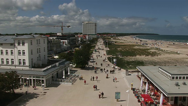 波罗的海Neptun酒店前的WS长廊/ WarnemÃ¼nde，梅克伦堡-西波美拉尼亚，德国视频素材