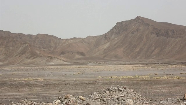 骑马穿越山地景观视频素材