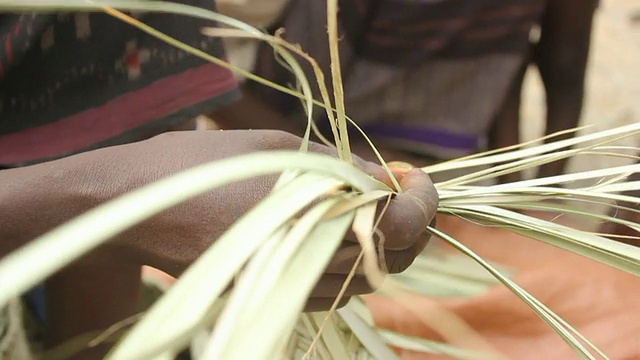 女人编织稻草视频素材