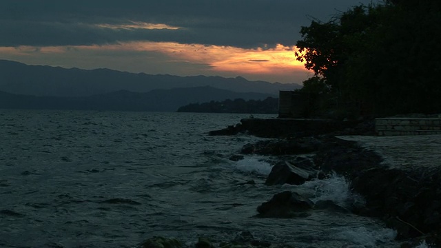 日落在群山和海岸后面视频素材