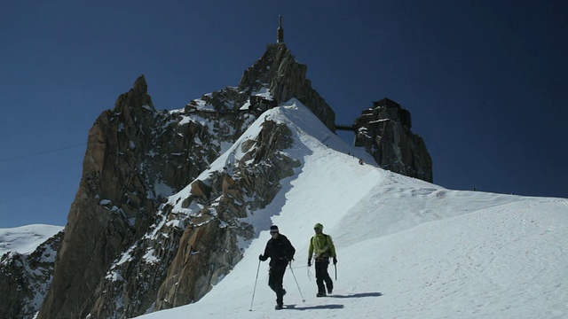 在高山/法国阿尔卑斯山徒步旅行的登山者视频素材