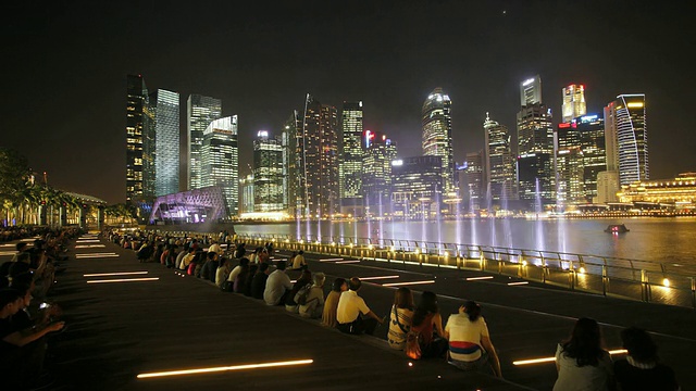 滨海湾，夜晚城市天际线，新加坡，东南亚视频素材