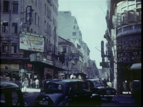 从高角度和街面拍摄的横穿香港海港的Pan, 1950年视频素材