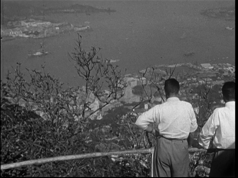 香港，1950年，从太平山顶眺望海港至九龙;山上有大炮;往南俯瞰鸭脷洲。视频素材