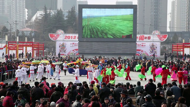 中国春节期间，人们在西安公园表演秧歌视频素材