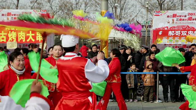 中国春节期间，人们在西安公园表演秧歌视频素材