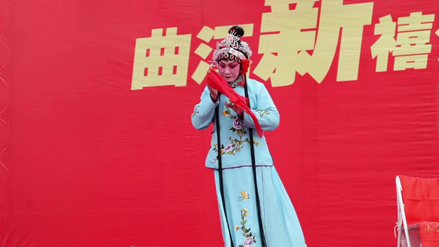 MS中国民间艺人在庙会上表演传统戏曲庆祝中国春节视频素材