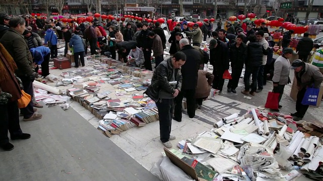 潘小姐摄于中国陕西西安旧书市场视频素材