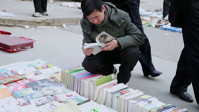 曼女士在中国陕西西安市场看二手书视频素材