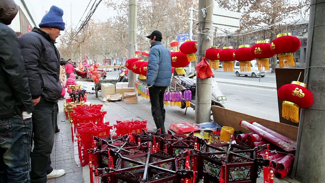 中国陕西西安，春节期间，人们在街头市场购买灯笼视频素材