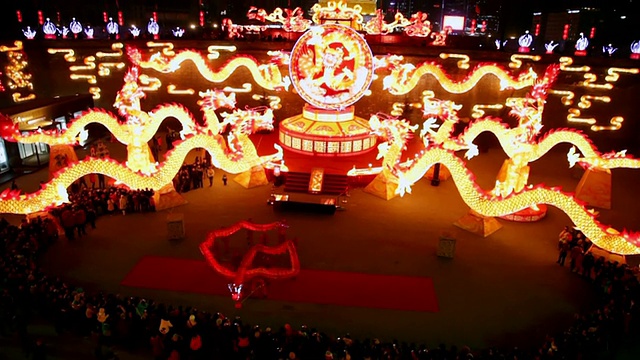 MS TS ZO People performing dragon dance at city wall new year lantern festival AUDIO /西安，陕西，中国视频素材