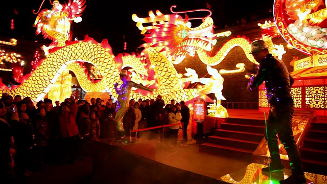 MS People dancing at city wall new year lantern festival音频/西安，陕西，中国视频素材