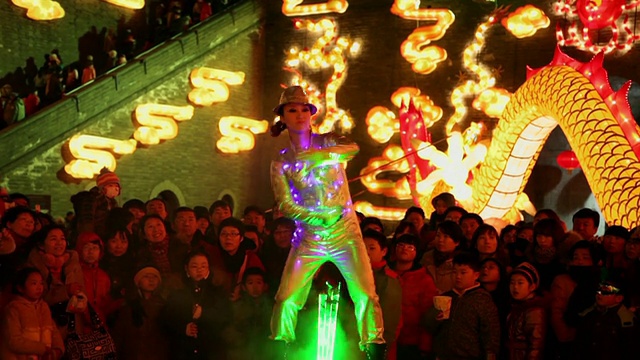 MS TD People dancing at city wall new year lantern festival音频/西安，陕西，中国视频素材