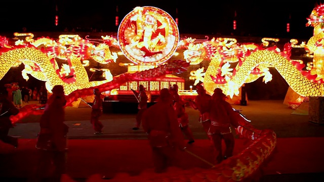 MS TS People performing dragon dance at city wall new year lantern festival音频/西安，陕西，中国视频素材