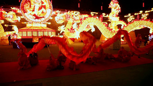 MS TS People performing dragon dance at city wall new year lantern festival音频/西安，陕西，中国视频素材