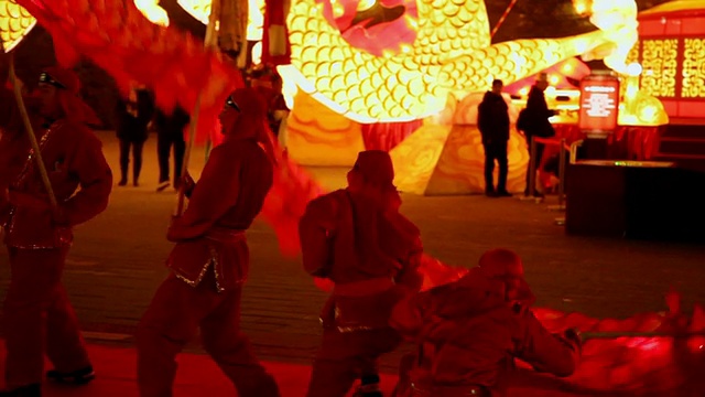 潘小姐:人们在城墙上表演舞龙新年元宵节音响/西安，陕西，中国视频素材