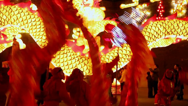 MS TS People performing dragon dance at city wall new year lantern festival音频/西安，陕西，中国视频素材