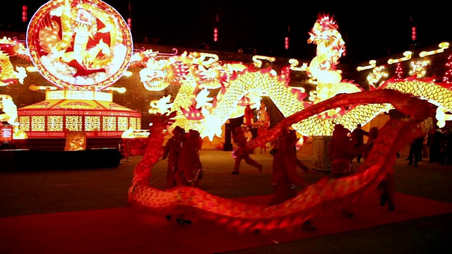 MS TS People performing dragon dance at city wall new year lantern festival音频/西安，陕西，中国视频素材