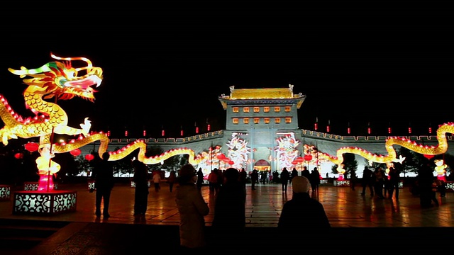 潘女士:中国陕西西安，在元宵节夜晚，游客在城墙附近闲逛视频素材