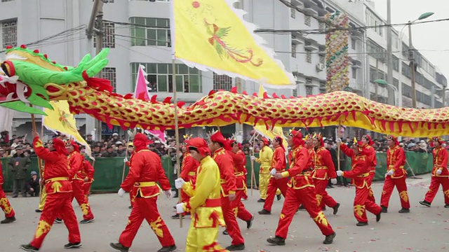 中国陕西西安，村民在传统节日的民间庆典或狂欢节上表演舞龙视频素材