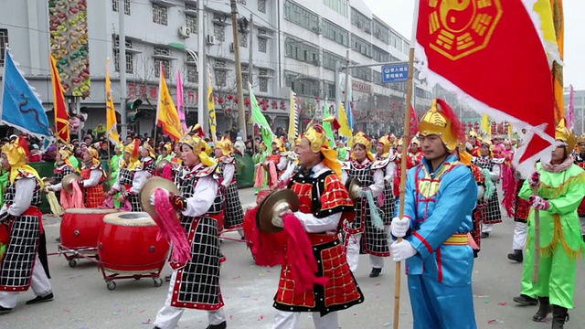 潘小姐:中国春节期间，村民们在传统节日的民间庆典或狂欢节上表演锣鼓视频素材