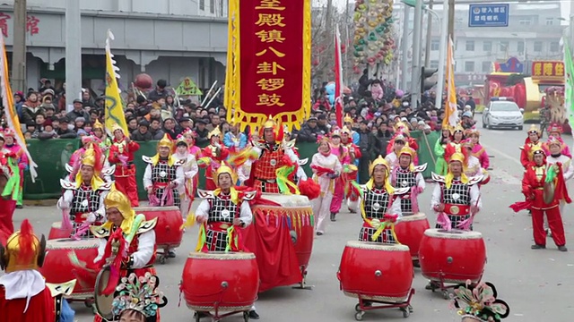 在中国春节期间，村民们在传统的民间庆典或狂欢节上表演锣鼓视频素材