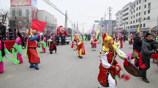 MS TS村民在中国传统节日的民间庆典或狂欢节上表演锣鼓视频素材