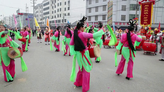 潘小姐:中国春节期间，村民们在传统节日的民间庆典或狂欢节上表演锣鼓视频素材