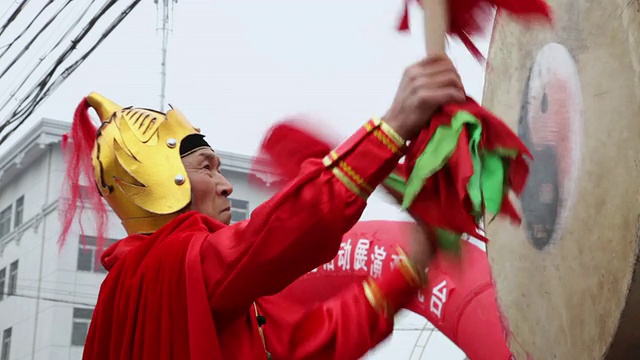 在中国春节期间，村民们在传统节日的民间庆典或狂欢节上表演锣鼓视频素材