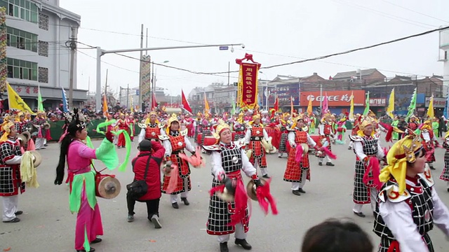 潘小姐:中国春节期间，村民们在传统节日的民间庆典或狂欢节上表演锣鼓视频素材