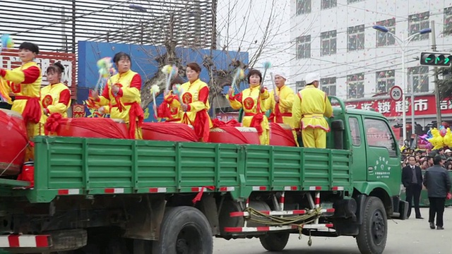 潘小姐在中国传统节日的民间庆典或狂欢节上表演锣鼓视频素材