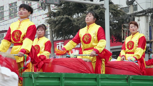 潘小姐在中国传统节日的民间庆典或狂欢节上表演锣鼓视频素材