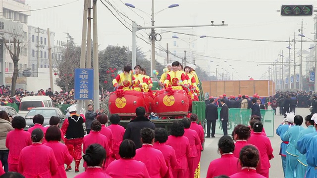 MS TD村民在中国传统节日的民间庆典或狂欢节上表演锣鼓视频素材