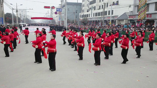 潘小姐在中国传统节日的民间庆典或狂欢节上表演锣鼓视频素材